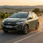 Texte alternatif : Dacia Sandero Stepway sur une route de campagne - voiture la plus vendue en Europe en 2025