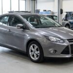 {"titre_h1":"Défaut P0171 sur la Ford Focus III : analyse du mélange air-carburant trop pauvre","meta_title":"P0171 Ford Focus III : mélange pauvre - Sous le Capot","meta_description":"Le code défaut P0171 sur une Ford Focus III indique un mélange air-carburant trop pauvre. Comprenez ses causes, symptômes et diagnostic pour résoudre le problème.","focus_keyphrase":"P0171 Ford Focus III","slug":"p0171-ford-focus-iii-moteur-trop-pauvre","extrait":"Le code P0171 sur Ford Focus III signale un mélange air-carburant trop pauvre. Découvrez les causes probables et les étapes de diagnostic pour y remédier.","contenu_html":"Code P0171 sur Ford Focus III : Diagnostic du mélange air-carburant trop pauvrennLe code défaut P0171, fréquemment rencontré sur la Ford Focus III, signale que le système de gestion moteur a détecté un mélange air-carburant trop pauvre sur le banc 1. Cela signifie que la quantité d'air admise dans les cylindres est excessive par rapport à la quantité de carburant injectée, ou inversement, que la quantité de carburant est insuffisante. Ce déséquilibre peut affecter les performances du moteur, augmenter la consommation et provoquer des émissions polluantes accrues.nnComprendre le code P0171nnLe module de commande du groupe motopropulseur (PCM) surveille en permanence le rapport air-carburant à l'aide de capteurs, notamment la sonde lambda (capteur O2). Lorsque la sonde lambda détecte un excès d'oxygène dans les gaz d'échappement, ce qui correspond à un mélange pauvre, le PCM tente de compenser en injectant davantage de carburant. Si le PCM doit constamment ajuster la quantité de carburant au-delà de ses limites programmées (généralement un rapport air-carburant cible d'environ 14,7:1), il enregistre le code P0171.nnCauses fréquentes du P0171 sur Ford Focus IIInnPlusieurs facteurs peuvent être à l'origine d'un mélange trop pauvre sur une Ford Focus III :nn Prise d'air non mesurée : Des fuites dans le système d'admission d'air, après le débitmètre massique (MAF), permettent à l'air de pénétrer dans le moteur sans être comptabilisé. Cela inclut les durites fissurées, les joints défectueux ou un débitmètre encrassé.n Problèmes d'injecteurs : Des injecteurs partiellement bouchés ou qui ne pulvérisent pas correctement le carburant peuvent entraîner une quantité insuffisante de carburant dans les cylindres.n Pompe à carburant faible : Une pression de carburant insuffisante, due à une pompe fatiguée ou à un filtre à carburant obstrué, limite la quantité de carburant délivrée.n Capteur MAF défectueux : Un débitmètre massique encrassé ou défaillant peut fournir des informations incorrectes sur la quantité d'air admise, conduisant le PCM à mal réguler l'injection.n Sonde lambda défaillante : Bien que le code P0171 soit une conséquence de la lecture de la sonde, une sonde lambda elle-même peut être encrassée ou défectueuse, fournissant des données erronées.n Problèmes liés au régulateur de pression de carburant : Un régulateur qui ne maintient pas la pression correcte peut aussi causer ce symptôme.nnnDiagnostic et vérificationsnnPour diagnostiquer le code P0171 sur une Ford Focus III, il est essentiel de procéder méthodiquement. La première étape consiste à consulter les données figées (freeze frame data) enregistrées lors de l'apparition du défaut pour avoir un aperçu des conditions moteur. L'inspection visuelle du système d'admission est cruciale pour détecter toute prise d'air. Le contrôle de la pression de carburant, ainsi que le nettoyage ou le remplacement du débitmètre massique et des injecteurs, sont des étapes courantes. Les professionnels peuvent utiliser des outils de diagnostic avancés pour analyser les courbes des sondes lambda et confirmer leur bon fonctionnement. L'accès à des données techniques automobiles spécifiques au modèle est une aide précieuse pour les procédures de vérification. Pour approfondir vos connaissances sur les codes défauts, consultez nos articles sur les codes défaut.nnSource : Lire l'article source","image_prompt":"Realistic photo of a complete grey Ford Focus III parked in a clean workshop, three-quarter front view, whole car in frame, natural lighting, plain background, no people, no text, no logos, no license plate"} license plate"}